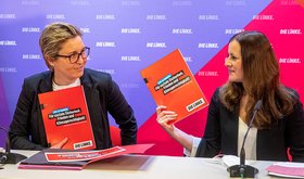 Susanne Henning-Wellsow und Janine Wissler mit Programm der Partei Die Linke in der Hand.