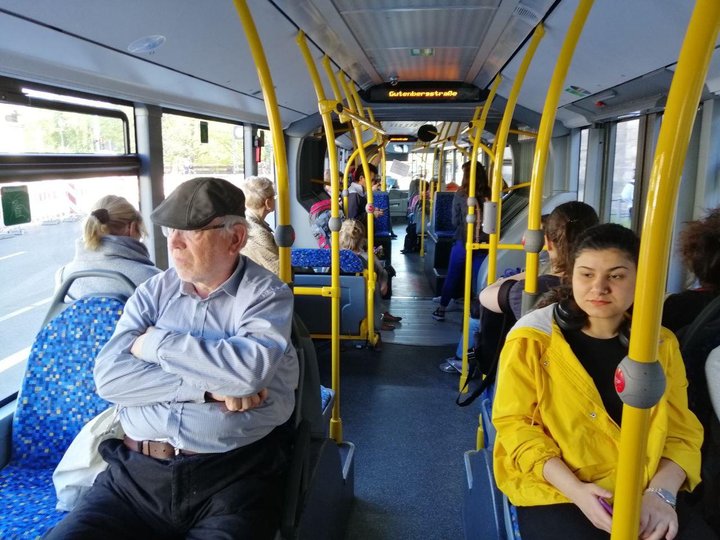 Überfüllter Bus (Corona)