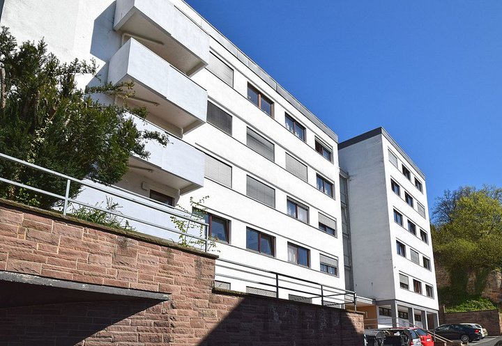 Konrad-Biesalski-Haus.jpg Blick auf das strahlend weiße Studentenwohnheim Konrad-Biesalski-Haus vor blauem Frühlingshimmel in Marburg