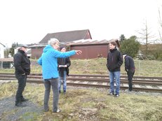 Delegation der Ohmtalbahn-Begehung am alten Bahnhof in Nieder-Ofleiden
