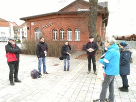 Delegation der Ohmtalbahn-Begehung am (Start-)Bahnhof in Kirchhain